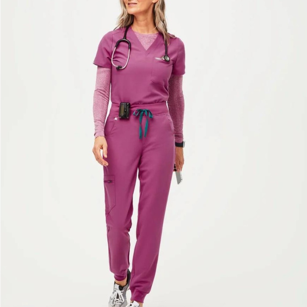 Figs bright fuschia scrub set